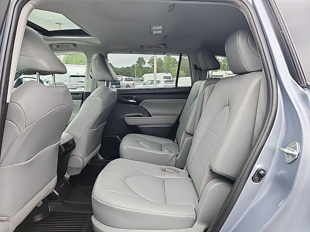 used 2022 Toyota Highlander car, priced at $35,995