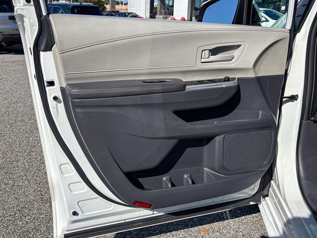 used 2023 Toyota Sienna car, priced at $31,900