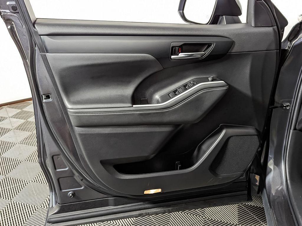 used 2022 Toyota Highlander car, priced at $35,516
