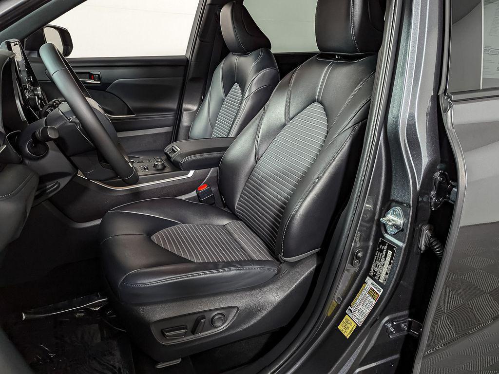 used 2022 Toyota Highlander car, priced at $35,516
