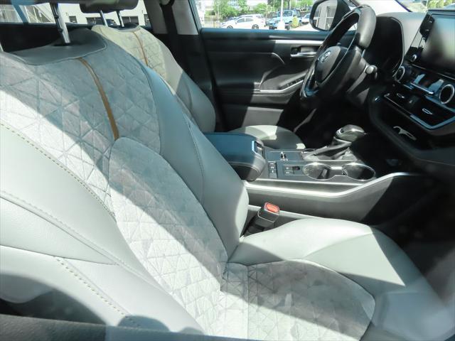 used 2022 Toyota Highlander car, priced at $35,600