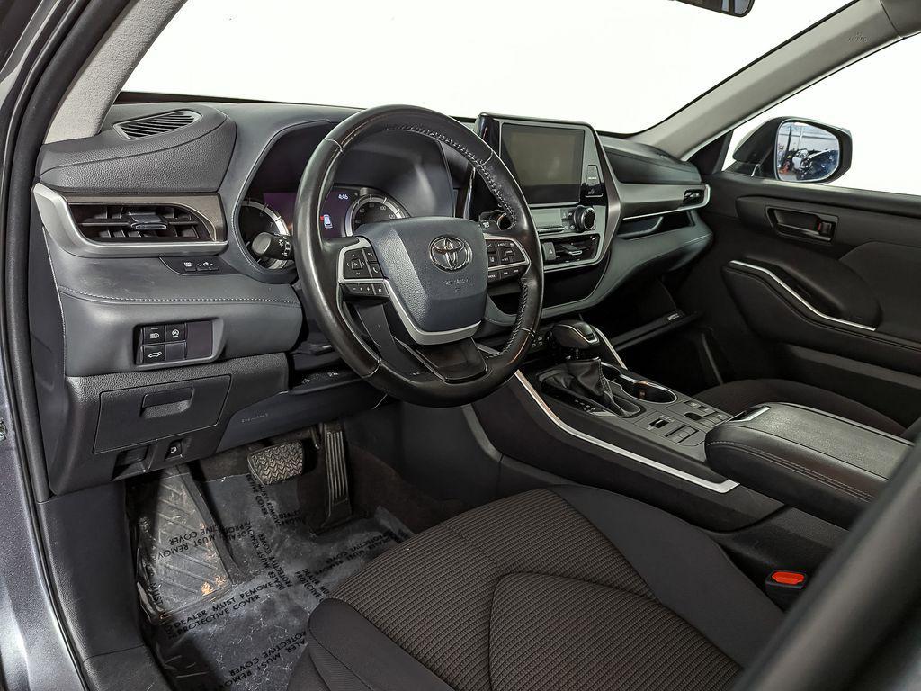 used 2023 Toyota Highlander car, priced at $33,234