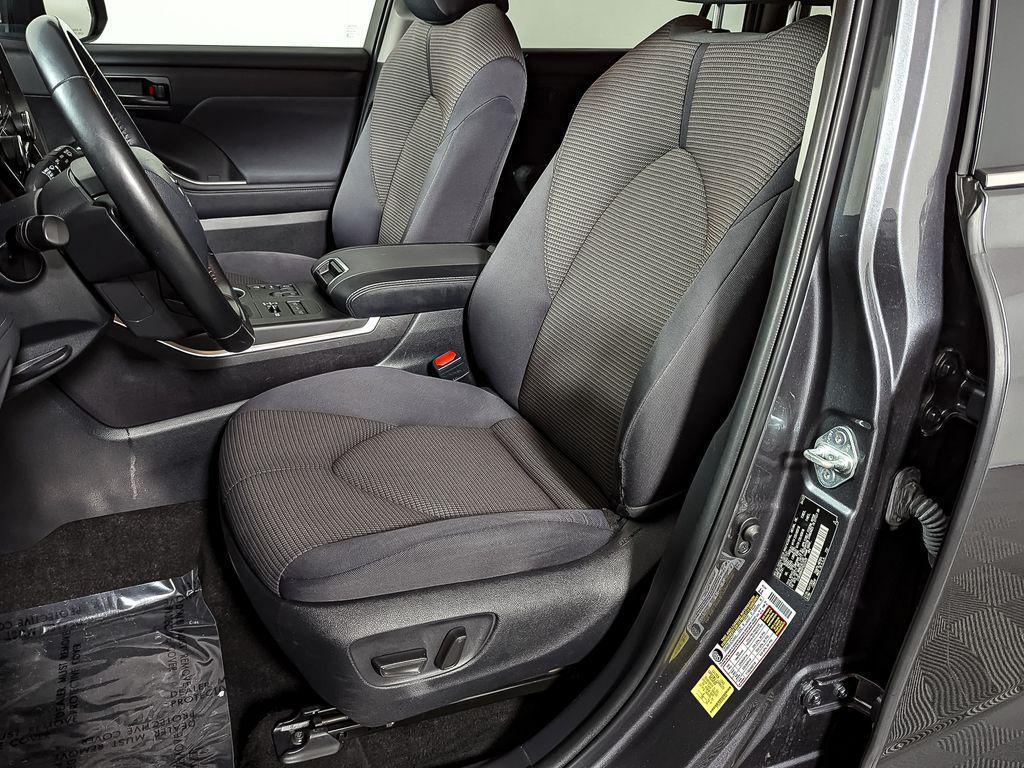 used 2023 Toyota Highlander car, priced at $33,234