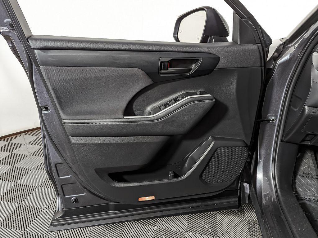 used 2023 Toyota Highlander car, priced at $33,234