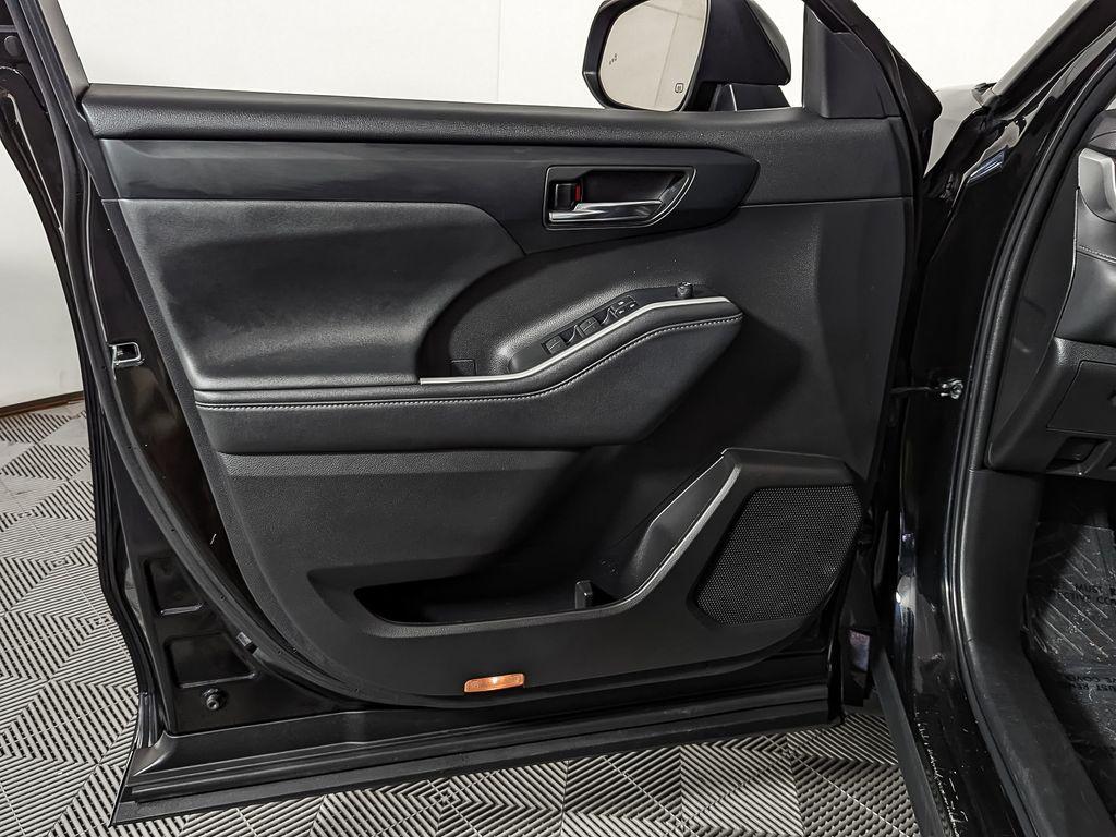 used 2022 Toyota Highlander car, priced at $32,230