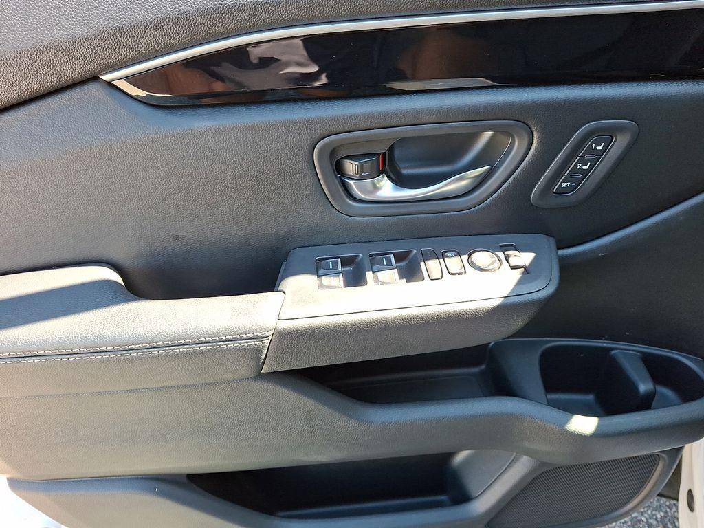 used 2025 Honda Pilot car, priced at $38,997
