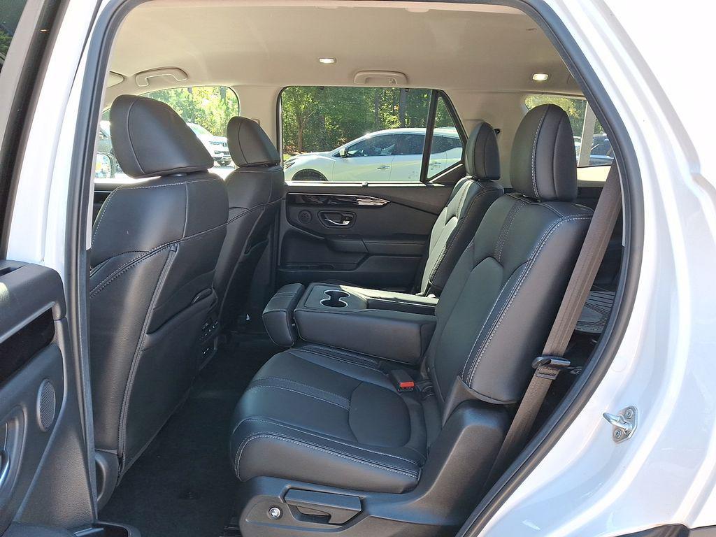used 2025 Honda Pilot car, priced at $38,997