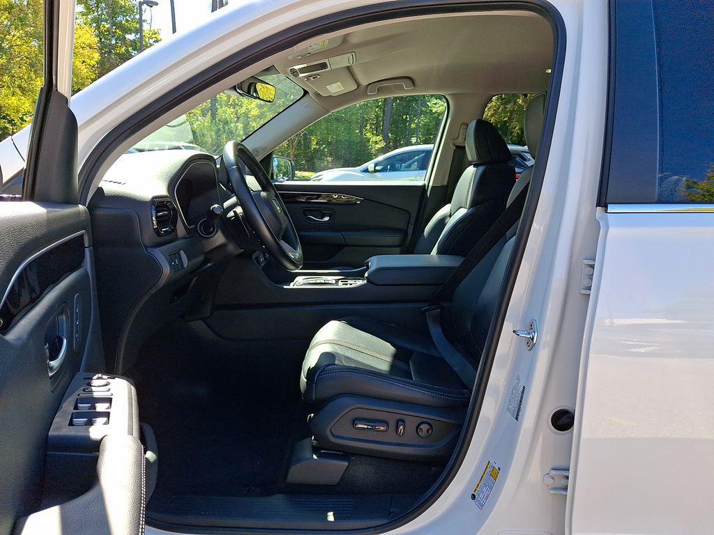 used 2025 Honda Pilot car, priced at $38,997