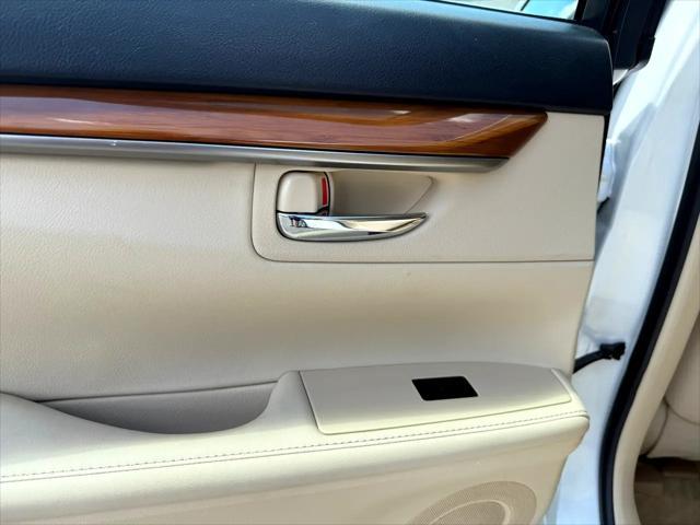used 2014 Lexus ES 300h car, priced at $18,999