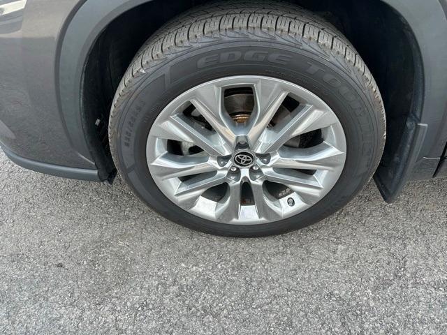 used 2021 Toyota Highlander car, priced at $32,558