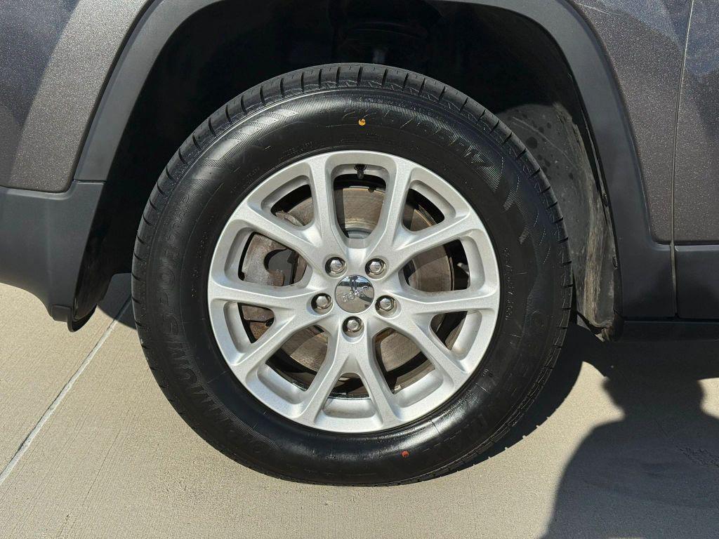 used 2018 Jeep Cherokee car, priced at $10,995