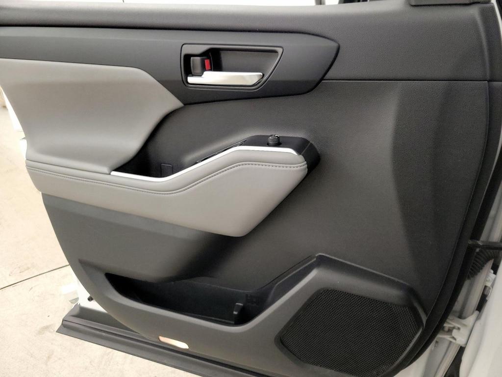 used 2022 Toyota Highlander car, priced at $36,998