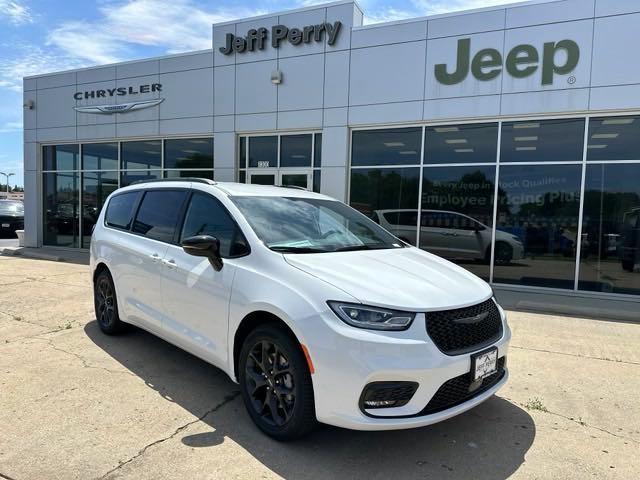 new 2024 Chrysler Pacifica car, priced at $44,181