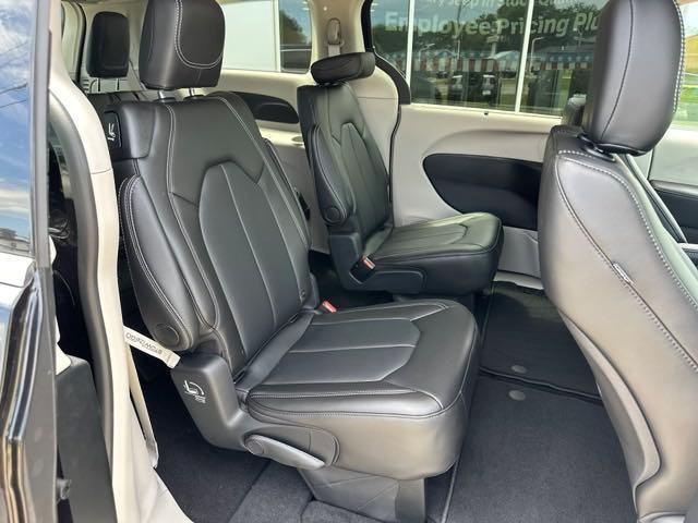 new 2024 Chrysler Pacifica car, priced at $42,518