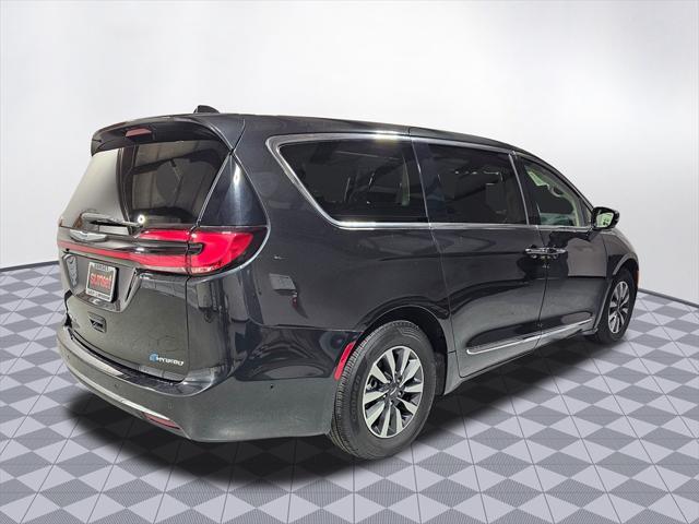 used 2022 Chrysler Pacifica Hybrid car, priced at $29,999