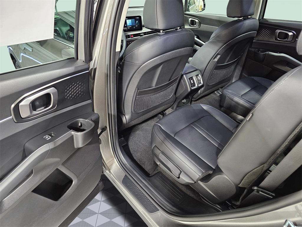 used 2025 Kia Sorento Hybrid car