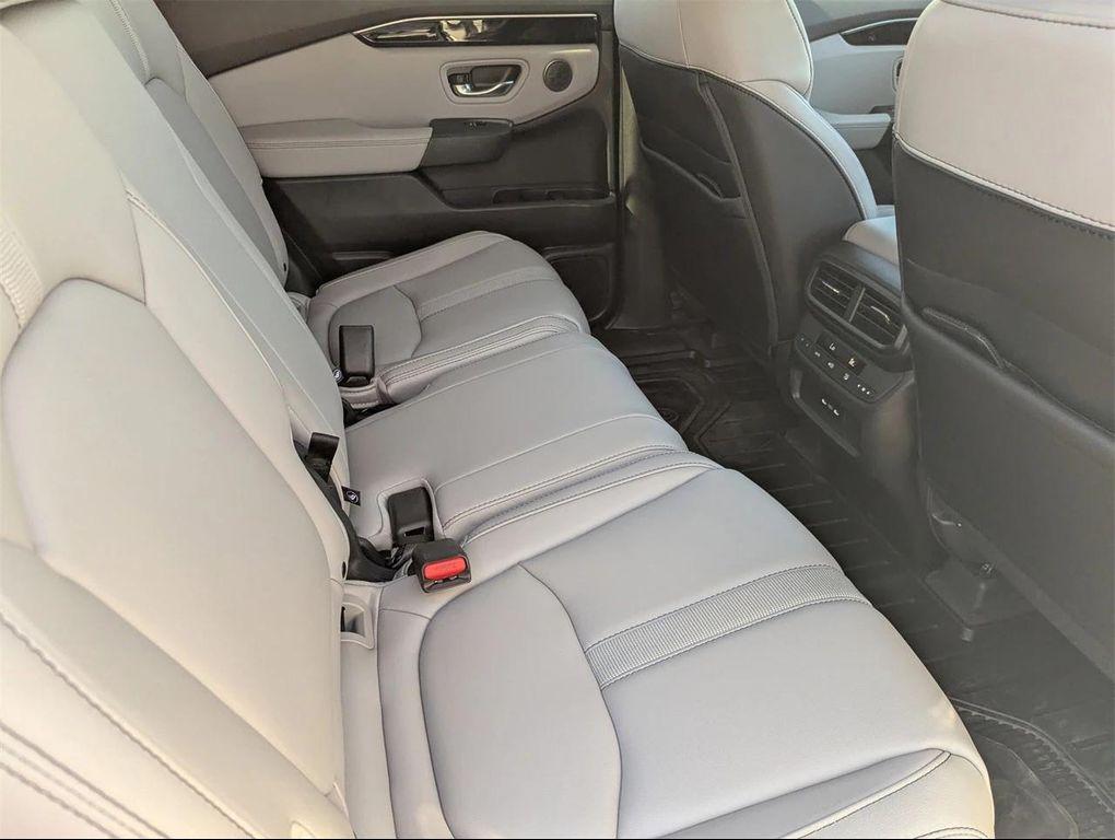 new 2025 Honda Pilot car, priced at $43,681