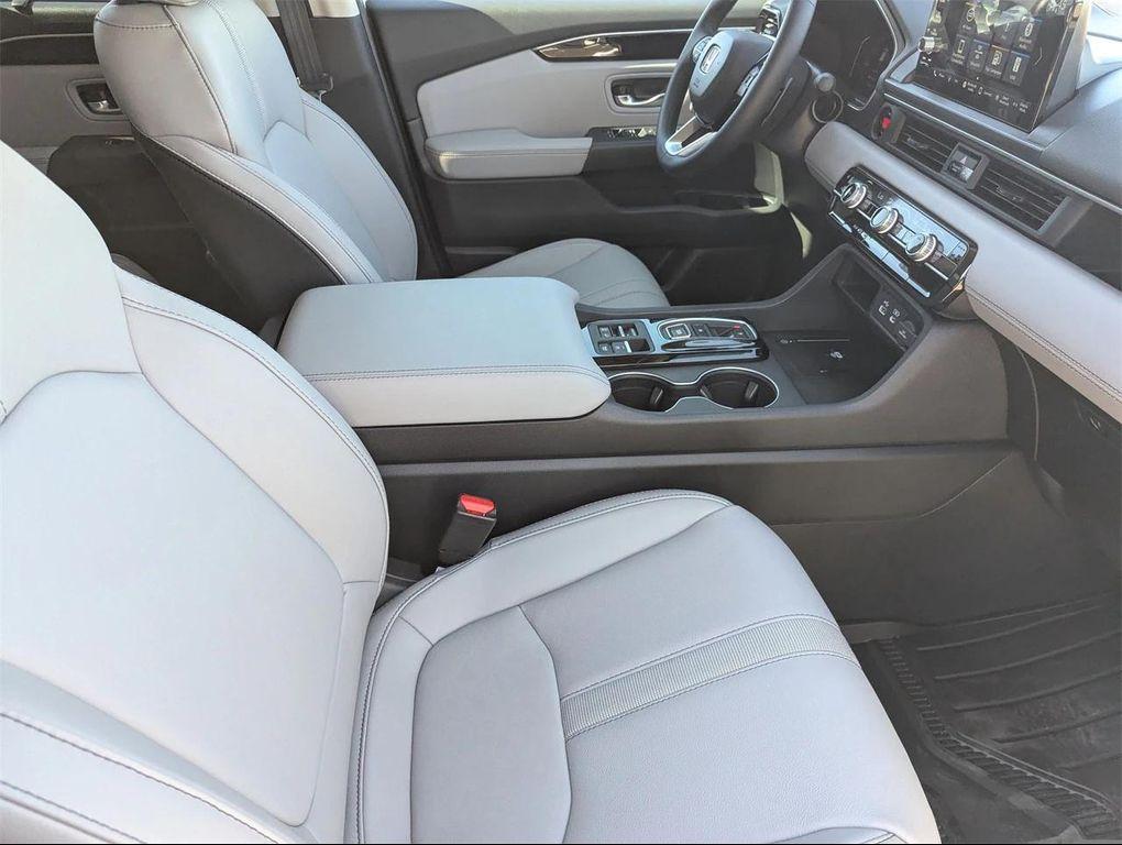 new 2025 Honda Pilot car, priced at $43,681
