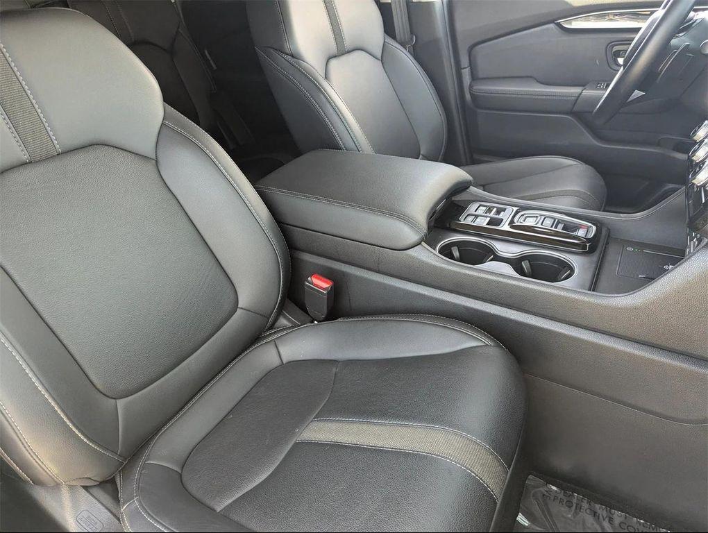 used 2025 Honda Pilot car, priced at $35,947