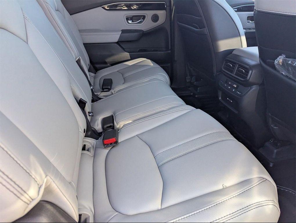 new 2025 Honda Pilot car, priced at $44,696