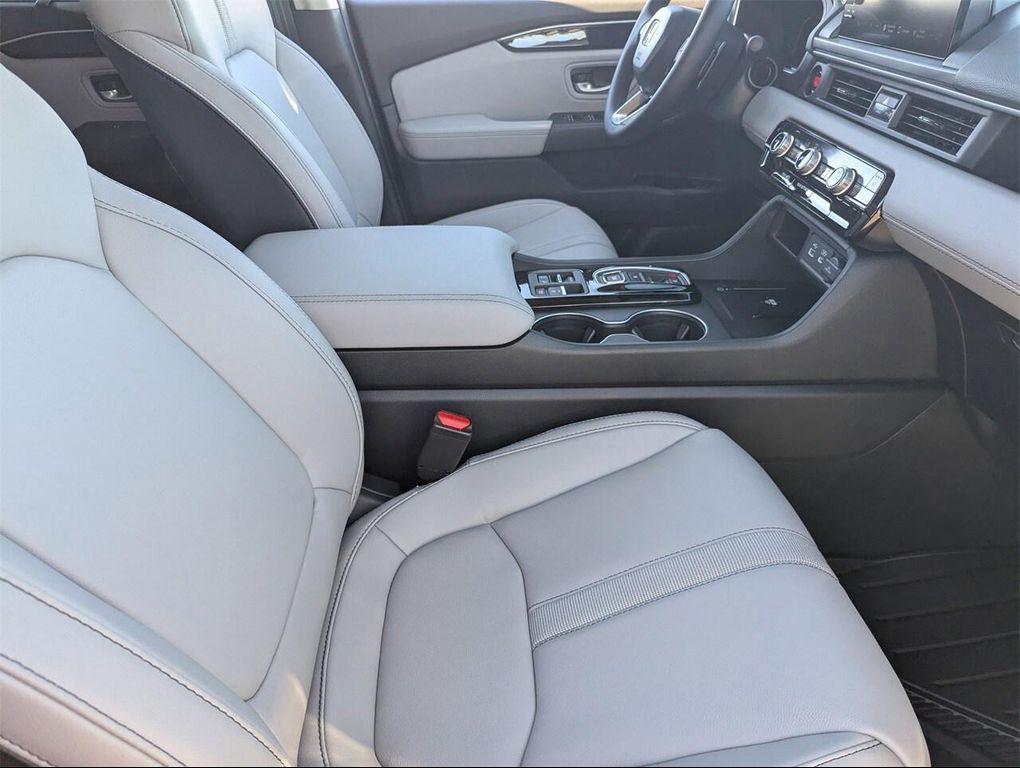 new 2025 Honda Pilot car, priced at $44,696