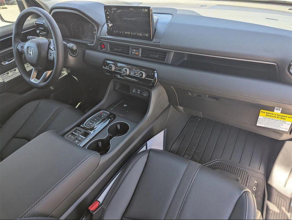 new 2025 Honda Pilot car, priced at $45,670