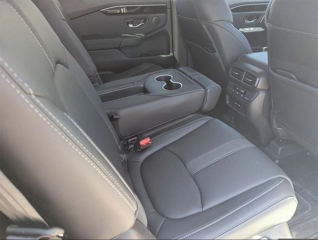 new 2025 Honda Pilot car, priced at $45,670