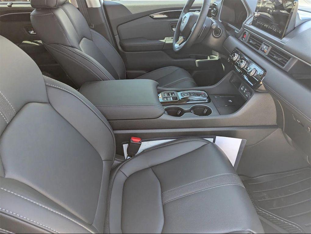 new 2025 Honda Pilot car, priced at $45,670