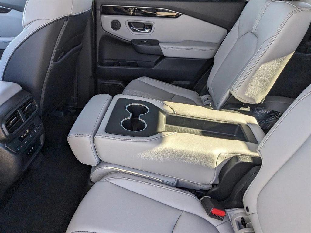 new 2025 Honda Pilot car, priced at $45,123
