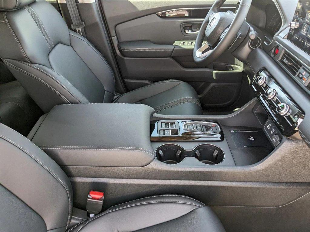 new 2025 Honda Pilot car, priced at $44,696