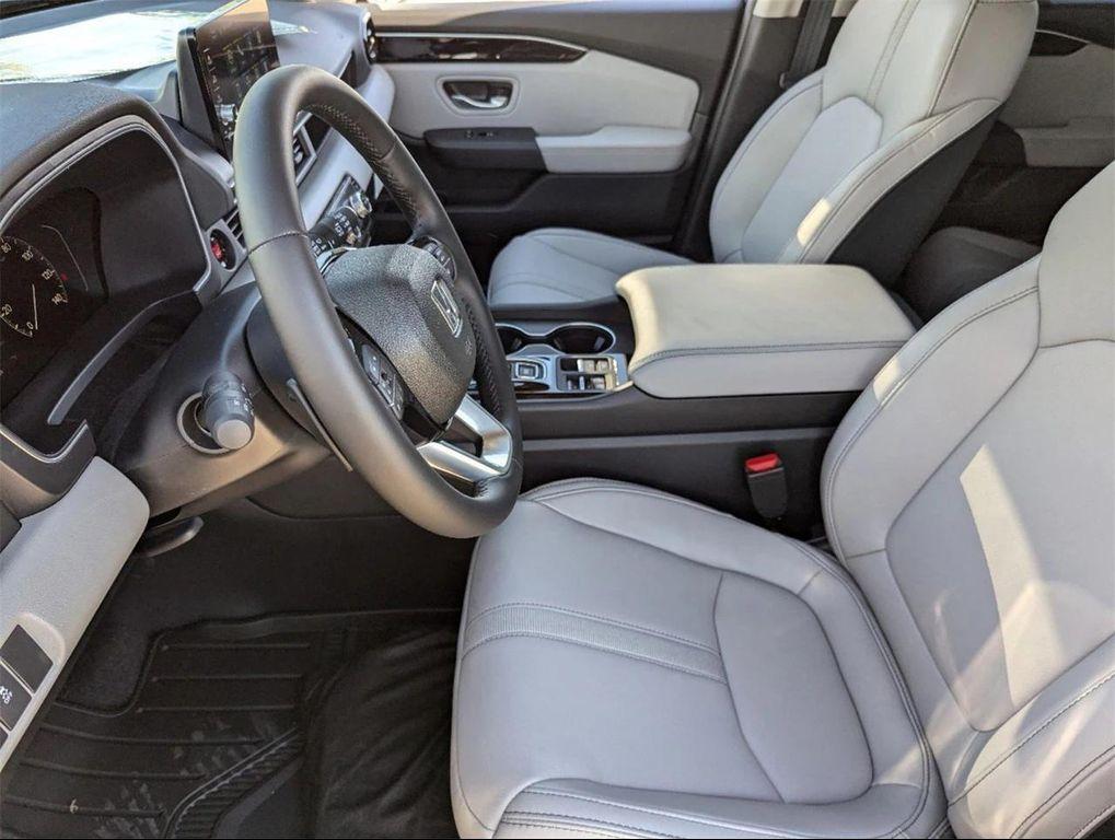 new 2025 Honda Pilot car, priced at $45,670