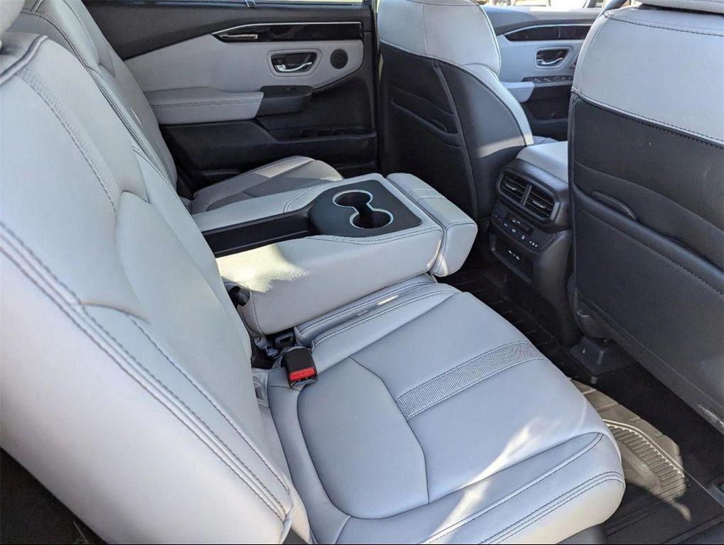 new 2025 Honda Pilot car, priced at $45,670