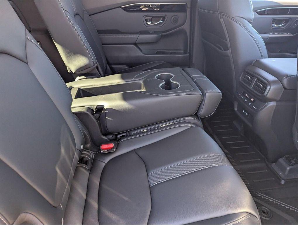 new 2025 Honda Pilot car, priced at $47,666