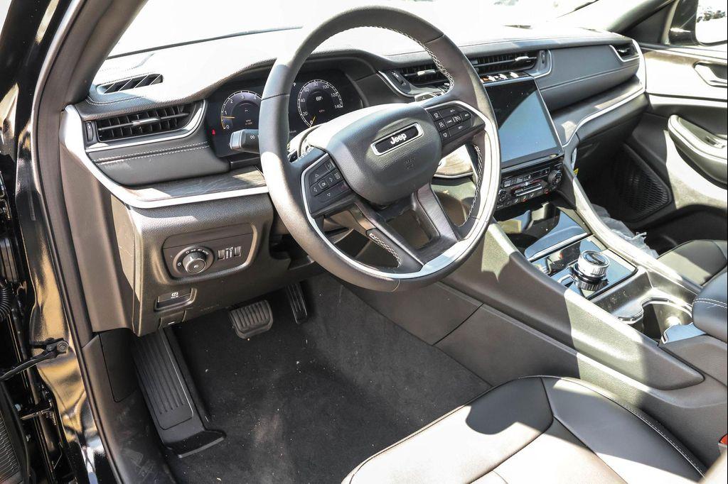 new 2025 Jeep Grand Cherokee car, priced at $42,694