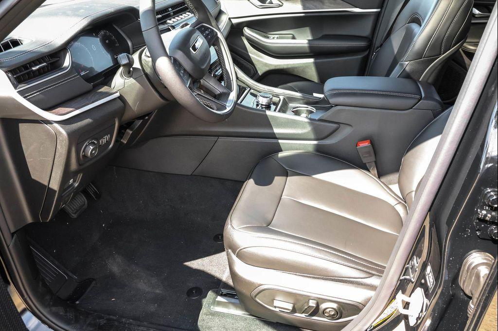 new 2025 Jeep Grand Cherokee car, priced at $42,694
