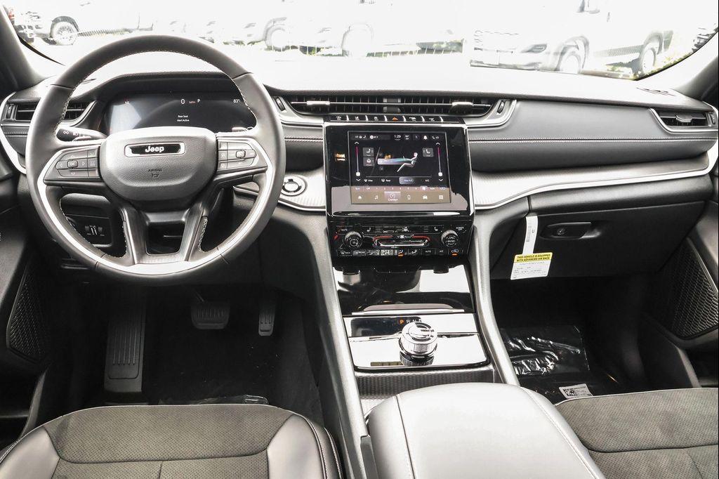 new 2025 Jeep Grand Cherokee car, priced at $37,022