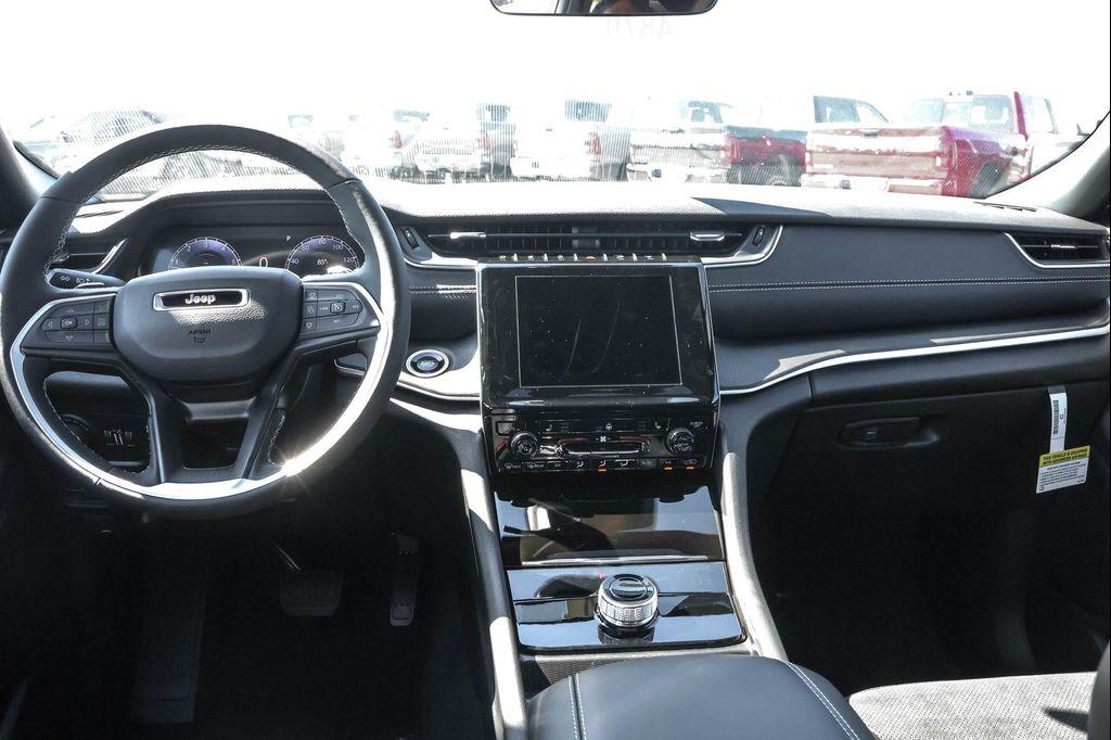 new 2025 Jeep Grand Cherokee car, priced at $39,966