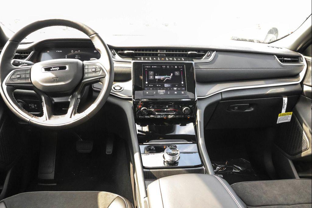 new 2025 Jeep Grand Cherokee car, priced at $39,022