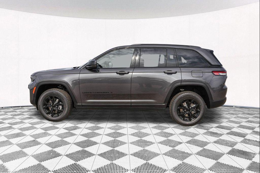 new 2025 Jeep Grand Cherokee car, priced at $39,022