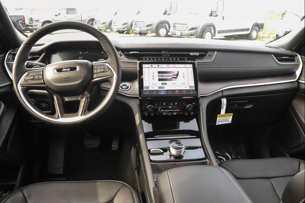 new 2025 Jeep Grand Cherokee car, priced at $47,599