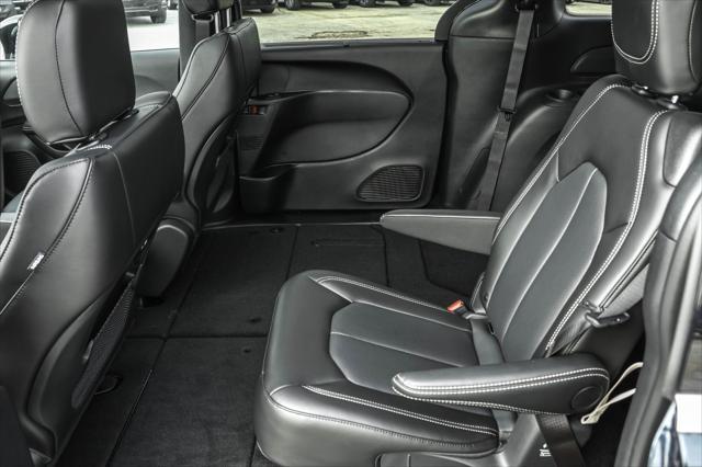 new 2025 Chrysler Pacifica car, priced at $41,977
