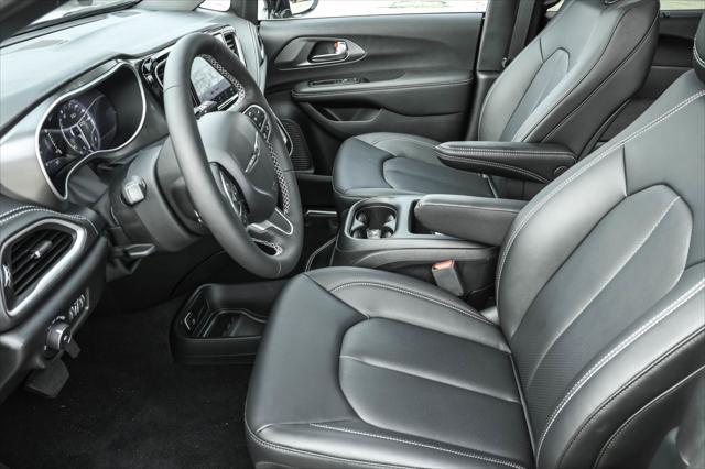 new 2025 Chrysler Pacifica car, priced at $41,977