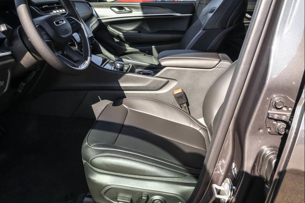 new 2025 Jeep Grand Cherokee car, priced at $44,397