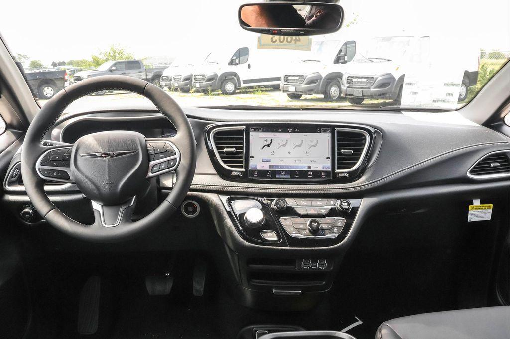 new 2025 Chrysler Pacifica car, priced at $36,256