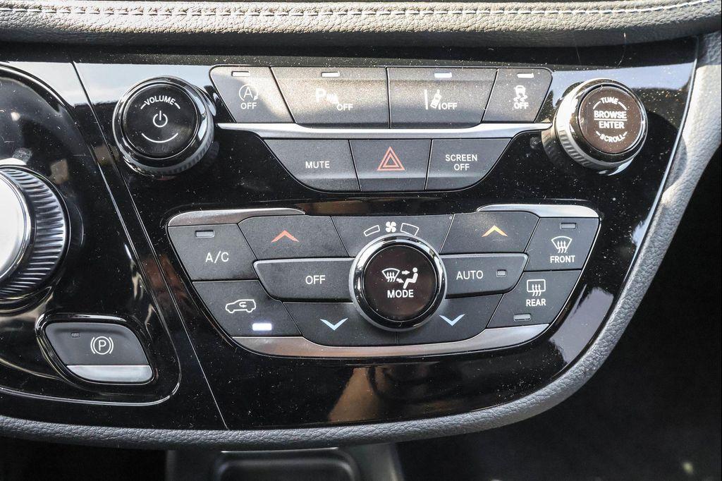 new 2025 Chrysler Pacifica car, priced at $36,256