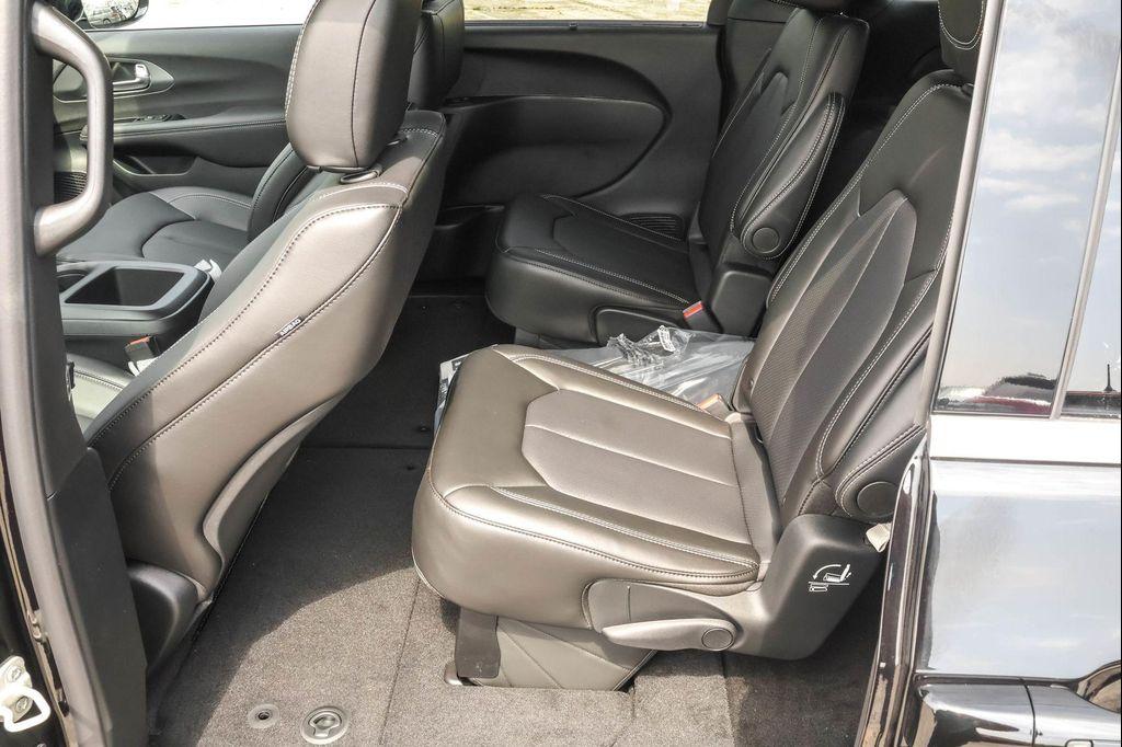 new 2025 Chrysler Pacifica car, priced at $36,256