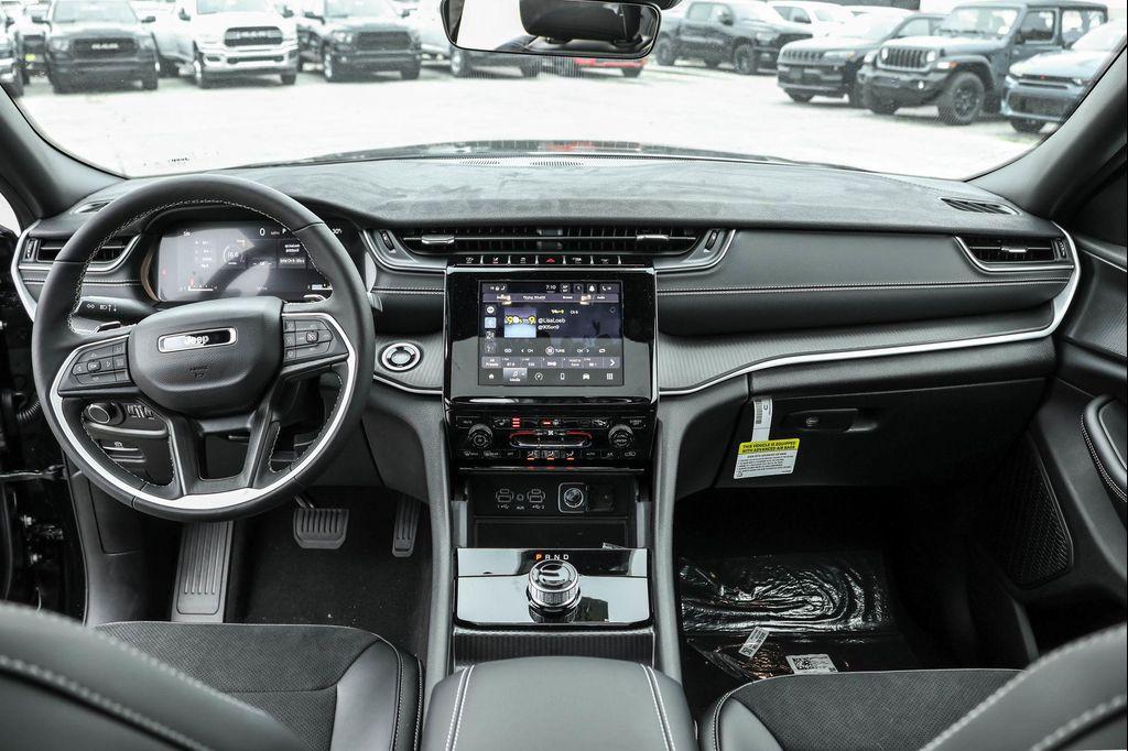 new 2025 Jeep Grand Cherokee car, priced at $36,977