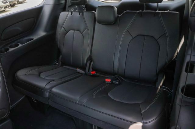 new 2025 Chrysler Pacifica car, priced at $44,626