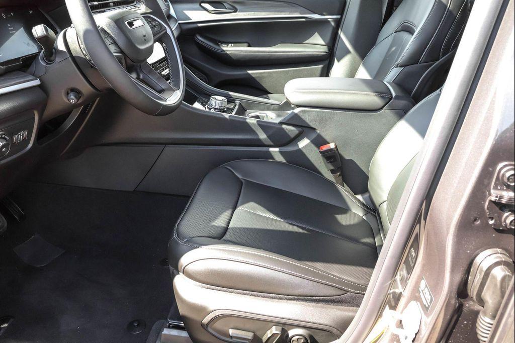 new 2025 Jeep Grand Cherokee car, priced at $47,530