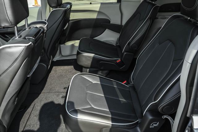 new 2024 Chrysler Pacifica car, priced at $43,924